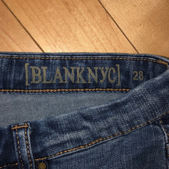 Distressed jeans - Picture 2 of 3